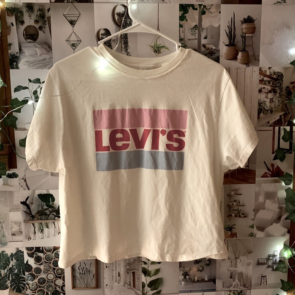 levi’s graphic tee !!